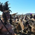Pleme dobilo internet, a onda nastao haos! Starešine plemena očajne, mladići postali zavisni od pornografije (video)