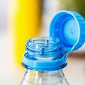 Sve vreme pogrešno otvaramo plastične flaše sa neodvojivim čepovima: Lik pokazao kako treba i svi su u čudu
