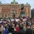 VIDEO Više hiljada građana na protestu penzionera u Beogradu: "Studenti su pamet i srce Srbije"