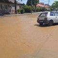 (Video) Ulica pretvorena u jezero Havarija izazvala poplavu, ceo grad ostao bez vode