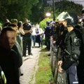 Kula: Zapaljen transparent, policijski kordon i dva skupa na malom prostoru