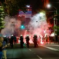 Žandarmerija potiskuje okupljene građane posle protestnog skupa na Slaviji