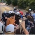 Pogledajte kako su Užičani probili kordon polciije VIDEO
