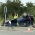 Automobil na krovu: Jeziva saobraćajna nesreća kod Zrenjanina: Dve osobe prebačene na Urgentni centar (video)