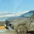 Automobil iskočio na zaštitnu ogradu: Udes na auto - putu kod Doljevca (foto, video)