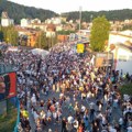 Performans u Užicu o Vučićevoj knjizi