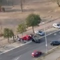 (Video) Auto odleteo desetak metara i završio na krovu! Nesvakidašnji udes na Novom Beogradu, nikome nije jasno kako se ovo…