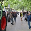 Stigli traktori i Šulc na štakama: Skup podrške uhapšenim poljoprivrednicima ispred suda u Novom Sadu (VIDEO)