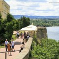 Vreme sutra: Promenljivo oblačno i relativno toplo, mestimično s kišom