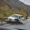 Težak sudar na putu Kraljevo-Raška Dva automobila naleteli jedan na drugi kod Magliča (video)