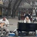 Obradovali subotičane Putujući muzički duo priredio spontani mini koncert sa porukom pobediće ljubav