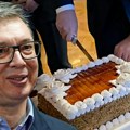 "Nema torte kao što je doboš" Vučić dobio poklon za rođendan od slovačkog ambasadora (video)