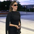 Sve oči uprte u ćerku pevača: Mokra kosa, na njoj sve puca u uskom, a minić nikad kraći: Prvi put u javnosti nakon što je njen…