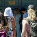 Tajna zelenih vrata: Ljudi satima čekaju da provire kroz ovu ključaonicu, evo šta se krije s druge strane