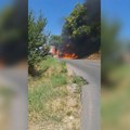 (VIDEO) Izgoreo kombi na putu u Beogradu