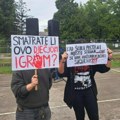 Prosvjed pred školom u kojoj je dječak izbo vršnjaka