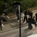 (Video) Masovna tuča više od 20 mladića i devojaka! Udaraju se pesnicama i šutiraju nasred ulice, bacaju se na automobile…