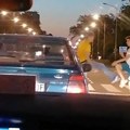 Tuča vozača dostave hrane i mladića na Novom Beogradu! Prekršaj na raskrsnici izazvao sukob, procurio snimak haosa