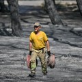 „Ovo slama srce“: Snimak vatrogasaca koji spašavaju jelena od požara u Grčkoj ih kandiduje za heroje godine