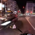 Jeziv snimak iz centra Beograda: Motorista vozi svojom trakom, a onda nailazi užas - Ima li kazne za ovakvo divljanje?