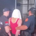 Peškir preko lica, plava kosa i gola ramena Ovako je privedena Katarina Baćović: Evo šta je priznala policijskim…