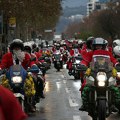 Moto Deda Mrazovi sutra nose poklone najmlađim Novosađanima