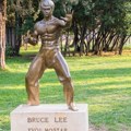 Statua Brus Lija nestala iz Mostarskog parka: "Ovo je loš znak.."