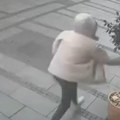 "Čemu ovakvo ponašanje?" Snimak vandalizma razbesneo Beograđane, nadzorne kamere sve zabeležile (video)