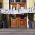 Gimnazijalci transparent „Leskovac je ustao“ ostavili na ulaz u Skupštinu grada