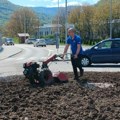 Bez protokola i kravate: Popadić za frezom u Kolovratu