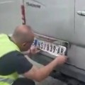 Autoprevoznik zaustavljen na putu ka Beogradu: Skidaju nam tablice i prete hapšenjem