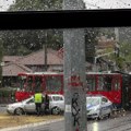 (Foto) tramvaj sleteo sa šina na Autokomandi: Došlo je i do sudara, stvaraju se velike gužve
