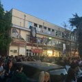 “Ne prihvatamo njegova pomilovanja”: Novosađani večeras šalju poruke sudijama i tužiocima ispred DIF-a