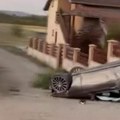Poginula jedna osoba, druga povređena: Teška saobraćajna nesreća u selu Zablaće kod Čačka, vozilo se od siline udara prevrnulo…