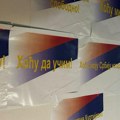 Severni deo Kosovske Mitrovice oblepljen plakatima sa srpskom trobojkom /video/