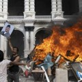 Demonstracije u Nepalu: Zapaljena skupština, premijer podneo ostavku