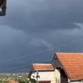 (Video) Olujni oblaci nadvili se nad ovim srpskim gradom: Zamračilo se u sred bela dana, kiša i grad pljušte u okolini