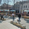 Veliko interesovanje Kraljevčana za humanitarni bazar knjiga i pomoć devojčici Đurđini