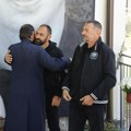 Zagrljeni očevi na mestu stradanja svoje dece! Treća godina od masakra u Duboni i Malom Orašju (foto)