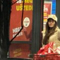 (Paparaco) Prve slike Ane Korać sa mužem u marketu, on gura kolica, ona se krije kačketom - prošli biste pored nje, a ne biste…