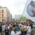 (Foto) "(Ne) bojte se, i dalje smo tu": Studenti u blokadi i građani završili protestnu šetnju do Skupštine