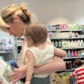 Dok Nevena Božović kupuje pelene, muž sedi i uživa Uhvatili smo pevačicu sa decom u tržnom centru, njen izgled je mnoge…