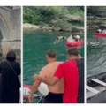 Drama na Starom mostu u Mostaru: Muškarac skočio u Neretvu i nestao pod vodom, spasioci ga izvukli u poslednji čas