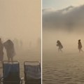 Panika na evropskoj plaži: Enbata napravila haos, zabeleženi dramatični snimci