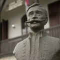 Knez Aleksa gleda ponosno i pravo: Ovo je prava istina o spomeniku iz Kosjerića koji se okreće FOTO