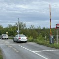 (Video) Jeziva scena u Beogradu vozači zaobilaze spuštene branike, Železnice Srbije upozoravaju na opasnost