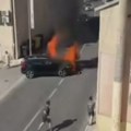 Nesreća na Jadranskoj magistrali: Automobil i motocikl planuli posle nesreće, dve osobe povređene (video)