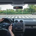Pesme koje uvek moramo da pojačamo kad ih čujemo u autu: Vežite se, jer se ovi hitovi pevaju iz sveg glasa