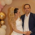 Pevaće se do kasno u noć Nakon što je dobio ćerku sa 15 godina mlađom izabranicom, Emir Habibović napravio slavlje za…