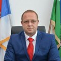 Po uzoru na predsednika Srbije, i gradonačelnik Bora na tabli objašnjavao investicije